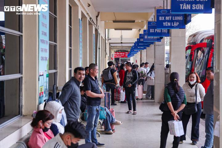 Theo ghi nhận của PV Báo Điện tử VTC News, lượng người dân đổ về các bến xe tăng lên rõ rệt khoảng một tuần trước khi bước sang năm mới Bính Ngọ.