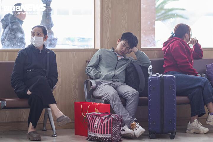 Tay xách nách mang rời Thủ đô về quê ăn Tết - 6