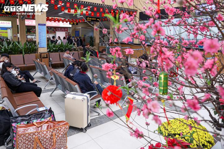 Đại diện Bến xe Mỹ Đình cho biết, đợt cao điểm phục vụ Tết dự kiến rơi vào giai đoạn 14/2-16/2, lượng hành khách qua bến có thể tăng hơn 300%, tập trung chủ yếu vào chiều và tối. Trong dịp này, mỗi ngày bến xe dự kiến đón khoảng 16.000-18.000 lượt khách, khoảng 950 lượt xe, chủ yếu trên các tuyến Điện Biên, Sơn La, Lai Châu, Cao Bằng, Quảng Ninh…