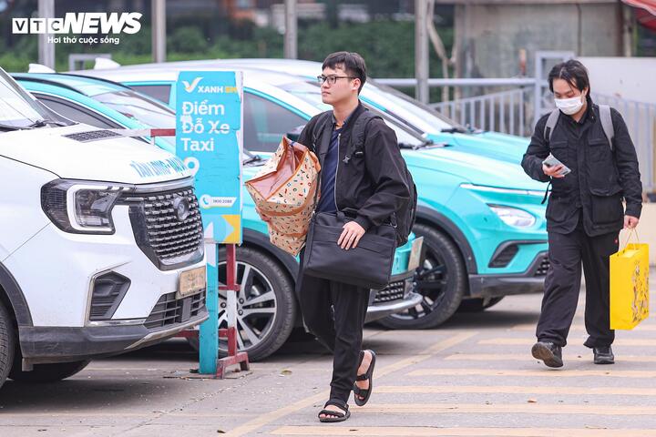 Tay xách nách mang rời Thủ đô về quê ăn Tết - 4