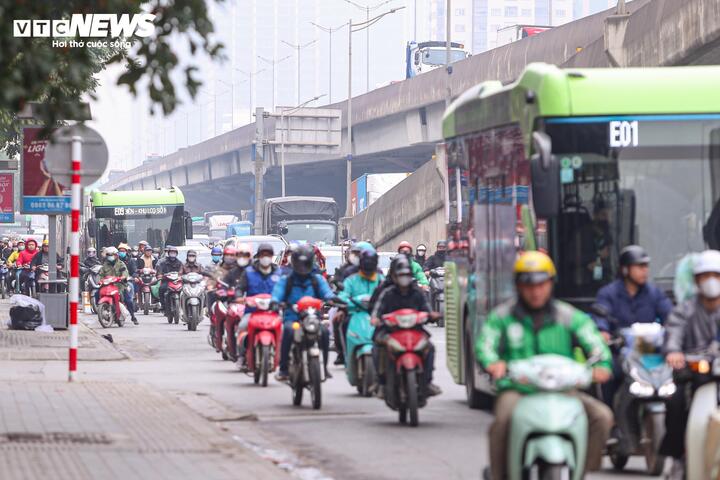 Tay xách nách mang rời Thủ đô về quê ăn Tết - 11