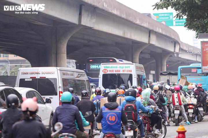 Tay xách nách mang rời Thủ đô về quê ăn Tết - 12