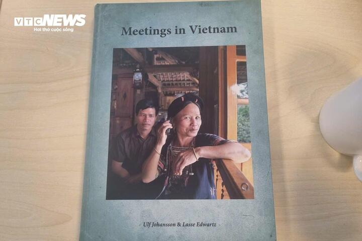 Bà Bình trong bức ảnh bìa cuốn sách. Bức ảnh năm 2011, ghi lại khoảnh khắc bà lần đầu dùng điện thoại di động gọi cho con gái đang học sư phạm tại Hà Nội.