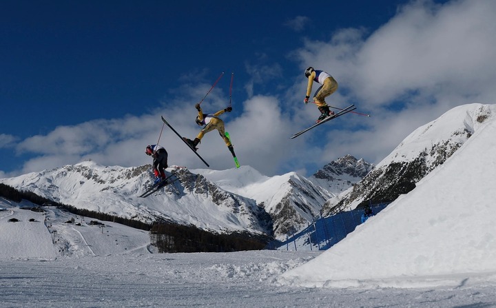 Các vận động viên tập luyện cho nội dung trượt tuyết vượt chướng ngại vật tại Olympicc mùa đông Milano - Cortina 2026. (Ảnh: ABC News)