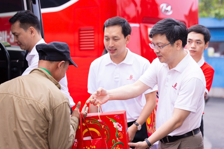 Ông Phạm Trung Kiên - Tổng Giám đốc Saigon Co.op - trao quà Tết cho hành khách trước khi khởi hành về quê.