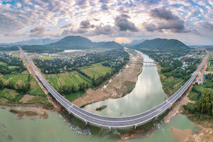 Cầu Sông Vệ (xã Đình Cương) dài 610m, là công trình cầu có quy mô lớn nhất trên tuyến cao tốc này. (Ảnh: N.X)