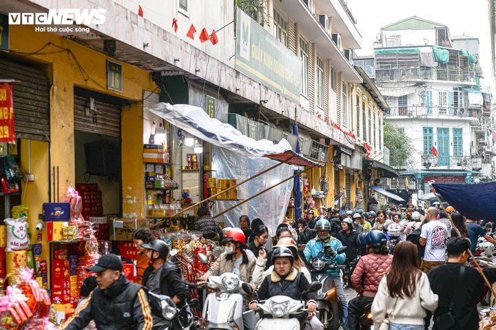 Chỉ còn chưa đầy một tuần nữa là đến Tết Nguyên đán, nhu cầu mua sắm của người dân Thủ đô tăng mạnh khiến nhiều tuyến phố trung tâm rơi vào tình trạng quá tải.