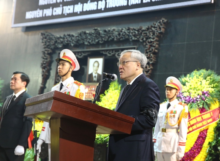 Phó Thủ tướng Thường trực Nguyễn Hòa Bình, Trưởng Ban lễ tang, đọc lời điếu tại Lễ truy điệu đồng chí Đoàn Duy Thành.