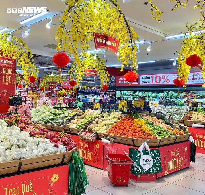 Từ 25 đến 29 tháng Chạp, các siêu thị mở sớm, đóng cửa trễ hơn bình thường 2 giờ đồng hồ; một số điểm bán mở cửa suốt đêm và không nghỉ Tết.