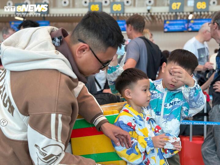 Sân bay Tân Sơn Nhất tấp nập ngày 25 Tết, check-in thuận tiện - 6