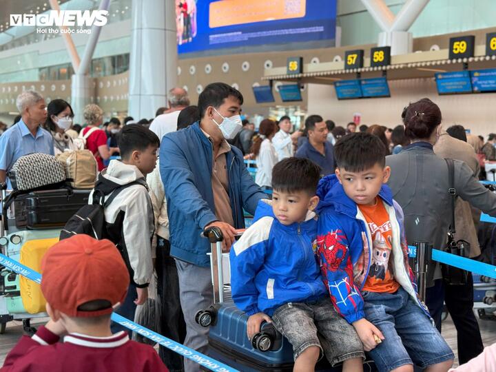 Sân bay Tân Sơn Nhất tấp nập ngày 25 Tết, check-in thuận tiện - 7