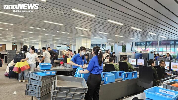 Hành khách đi qua lối kiểm tra an ninh khá nhanh chóng, không phải chờ đợi.