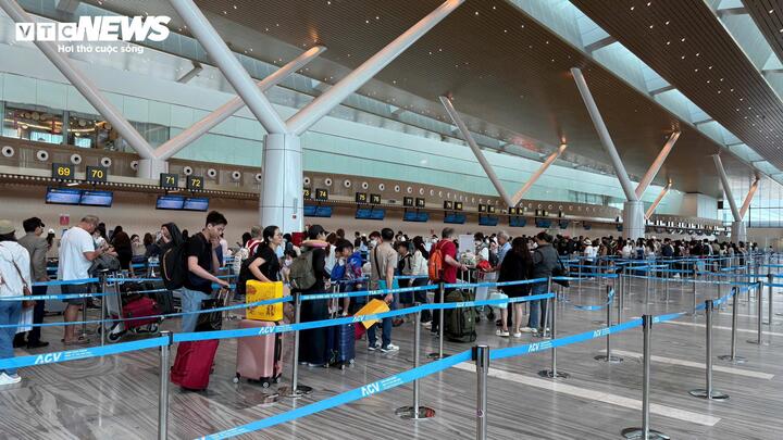 Sảnh làm thủ tục nhà ga T3 khá thoáng, mật độ hành khách ở mức vừa phải.