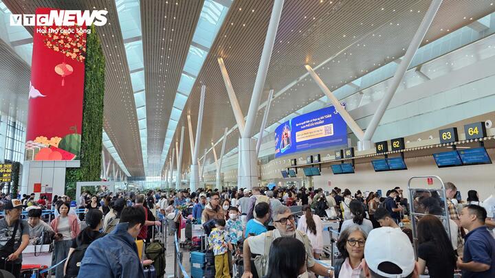 Đến trưa 12/12, lượng hành khách đến sân bay Tân Sơn Nhất đông hơn so với buổi sáng nhưng khu vực làm thủ tục và di chuyển vẫn không xảy ra ùn ứ.