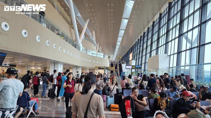 Theo Cảng Hàng không quốc tế Tân Sơn Nhất, ngày 12/2 (25 tháng Chạp) sân bay bước vào giai đoạn cao điểm khai thác, lưu lượng chuyến bay và lượng người đi lại tăng mạnh. Trung tâm Điều hành sân bay cho biết trong ngày dự kiến phục vụ 1.027 chuyến, tổng lượng người thông qua gần 156.315 lượt. Trong đó có 519 chuyến bay đi và 508 chuyến đến. Các chuyến bay quốc nội chiếm tỷ trọng lớn với 688 chuyến, gồm 350 chuyến đi và 338 chuyến đến.