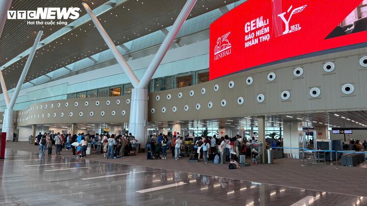 Lối vào khu an ninh thoáng, hành khách qua cổng kiểm tra nhanh.