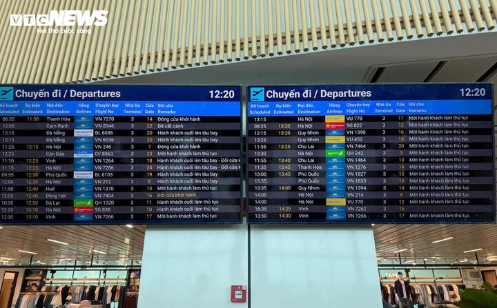 Một số chuyến bay thay đổi thời gian khởi hành và cửa khởi hành, hành khách chủ động theo dõi bảng điện tử và thông báo của nhân viên để kịp thời di chuyển, tránh lỡ chuyến.