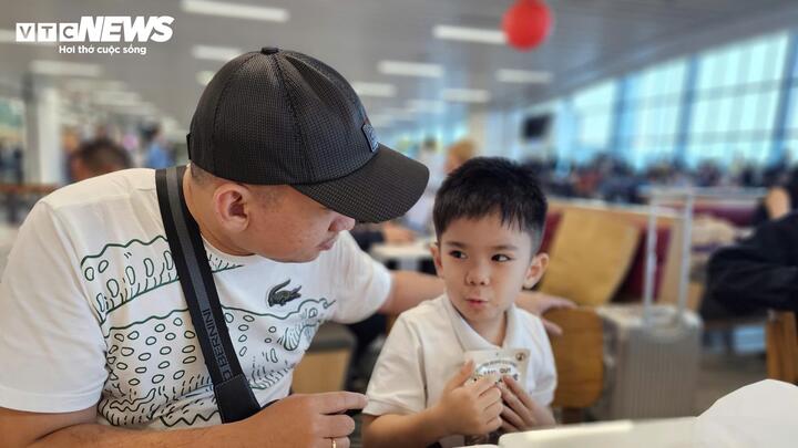 Anh Huân, đi chuyến bay về Quy Nhơn cho biết: "Hôm trước tôi cũng theo dõi tin tức thấy xảy ra ùn ứ đường quanh khu vực sân bay nên hôm nay cả nhà chủ động đến sớm khoảng 2 tiếng. Khi di chuyển đường khá thoáng, đến nhà ga T3 làm thủ tục rất nhanh, không có cảnh đợi chờ lâu, hàng dài như năm trước".