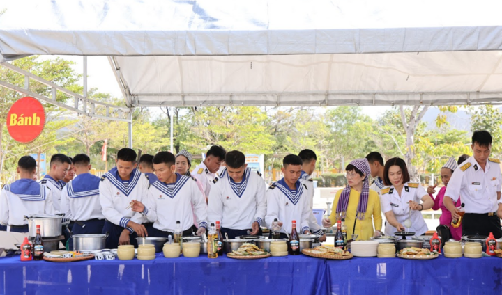 Các chiến sĩ của Lữ đoàn 957 cùng nhau làm bánh xèo tôm nhảy, chuẩn bị cho bữa tiệc đầu xuân.