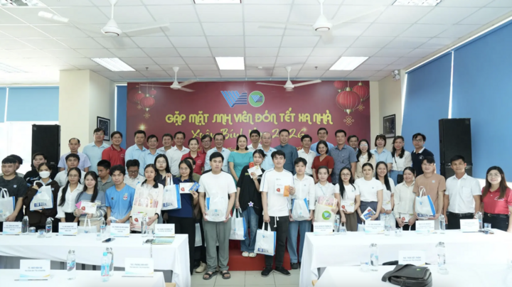 Sinh viên nội trú xa nhà được Trung tâm Quản lý Ký túc xá và Khu đô thị Đại học Quốc gia TP.HCM động viên tinh thần trong buổi gặp mặt cuối năm.