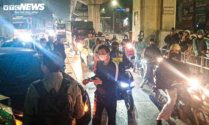 Đường Quang Trung, đoạn qua số nhà 758 ùn ứ sau vụ tai nạn.