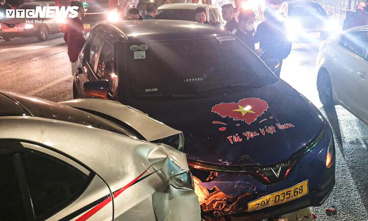 Nhiều xe ô tô bị hư hỏng nặng sau va chạm.