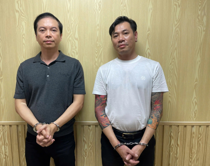 Mã Thanh (trái) - tài xế xe Bentley và Ngô Duy Đông tại cơ quan công an. (Ảnh: CACC)