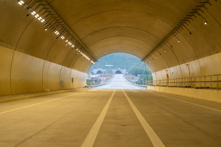 Hầm xuyên núi trên cao tốc Quảng Ngãi - Hoài Nhơn. (Ảnh: N.X)