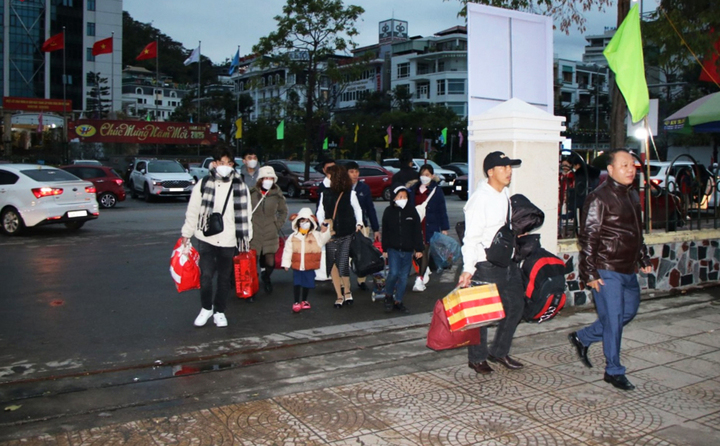 Người lao động cùng thân nhân tại các công ty than ở Quảng Ninh được hỗ trợ đưa đón miễn phí về tận quê để vui Xuân mới.