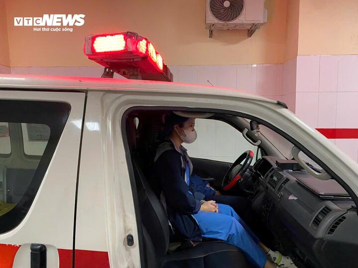 Chỉ vài phút sau khi tiếp nhận thông tin, kíp trực cấp cứu 115 Hà Nội đã lên đường.