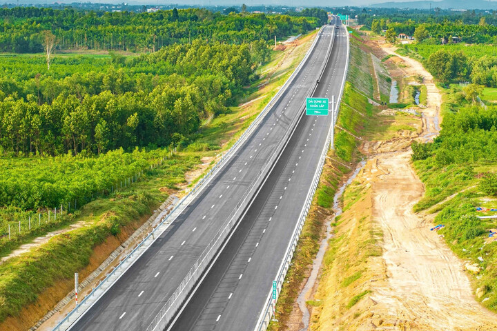 Cao tốc Quảng Ngãi - Hoài Nhơn có 4 làn xe. (Ảnh: N.X)