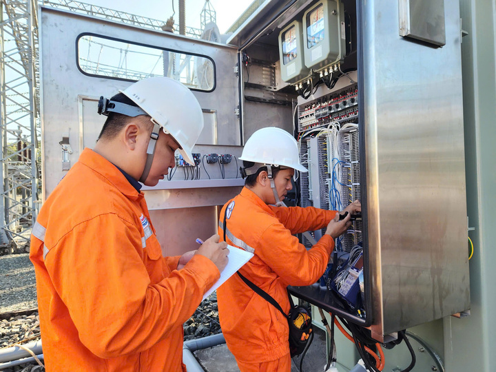 Ứng trực 24/24 xử lý các sự cố điện phát sinh và sửa chữa điện phục vụ Nhân dân đón Tết.