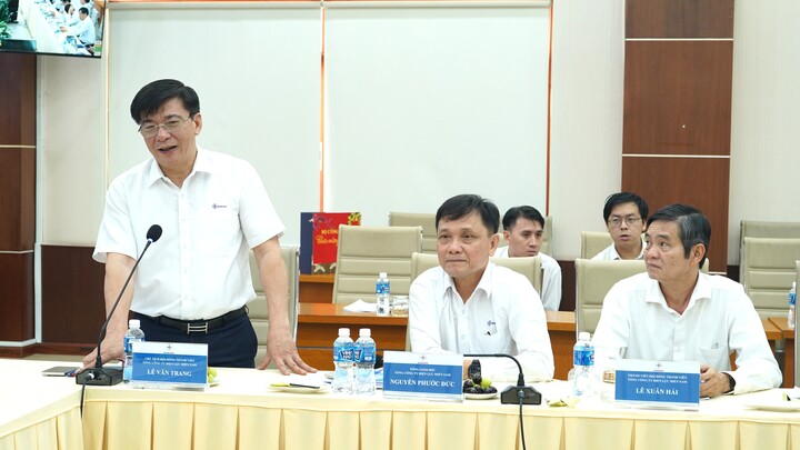 Chủ tịch HĐTV EVNSPC Lê Văn Trang báo cáo tại buổi làm việc.