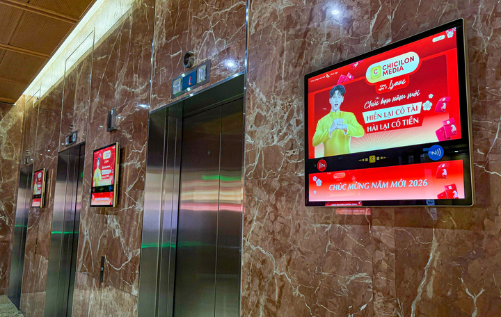 Hệ thống màn hình thang máy với tần suất tiếp xúc cao và không gian tập trung giúp thông điệp Tết được ghi nhớ hiệu quả trong mùa cao điểm truyền thông.