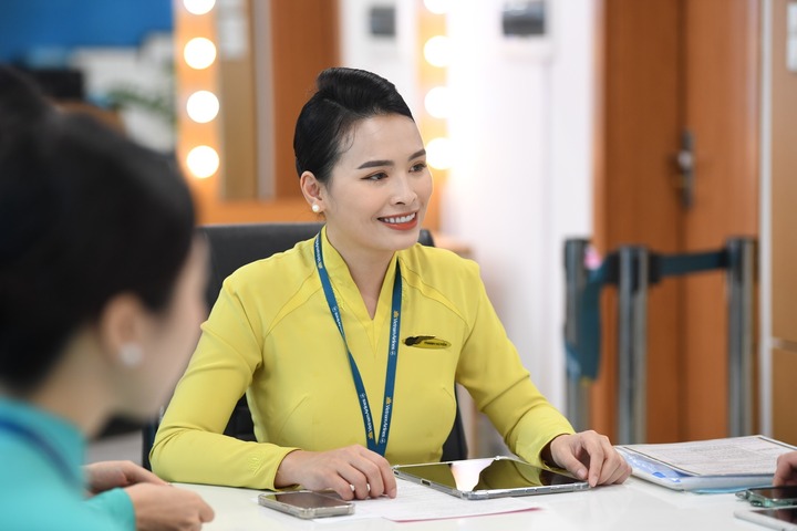 Nữ tiếp viên trưởng cùng tổ tiếp viên họp chuẩn bị trước giờ làm nhiệm vụ mùa cao điểm.