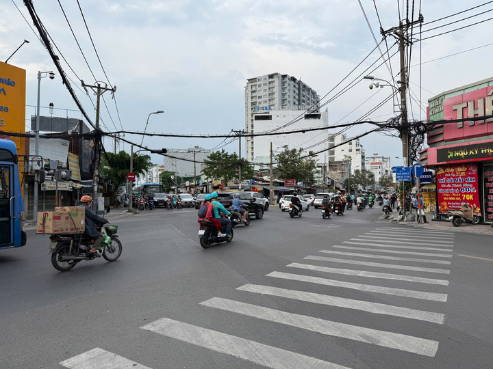 Ngã năm Đài Liệt sĩ (quận Bình Thạnh cũ) không còn tình trạng tắc nghẽn.