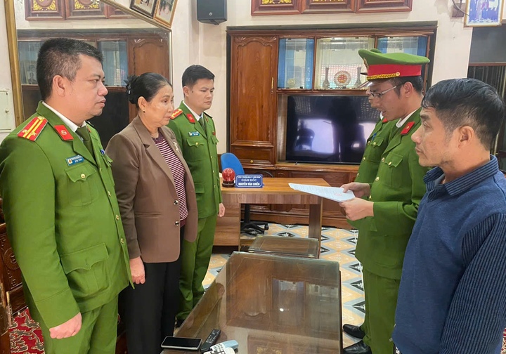 Cơ quan Cảnh sát điều tra Công an tỉnh Thanh Hóa thi hành lệnh khám xét tại Công ty TNHH Thương binh 27-7 Chiến Thắng. (Ảnh: Công an Thanh Hoá)