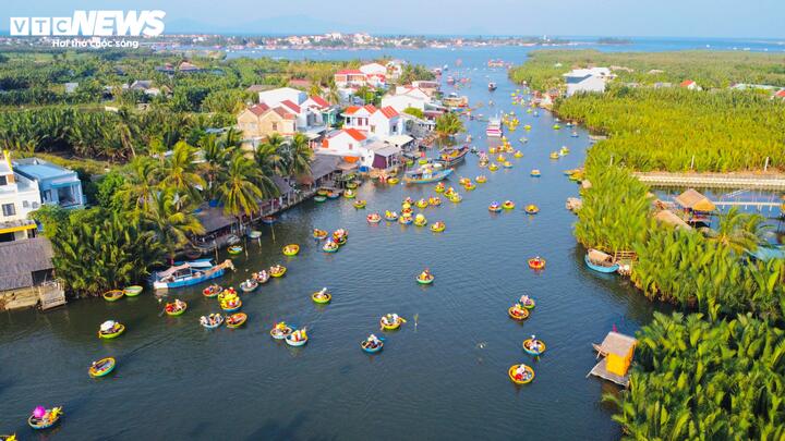 Theo Forbes, trải nghiệm ngồi thuyền thúng len lỏi giữa rừng dừa và chứng kiến người dân quăng lưới là điều ấn tượng nhất, không thể bỏ qua khi đến Cẩm Thanh.
