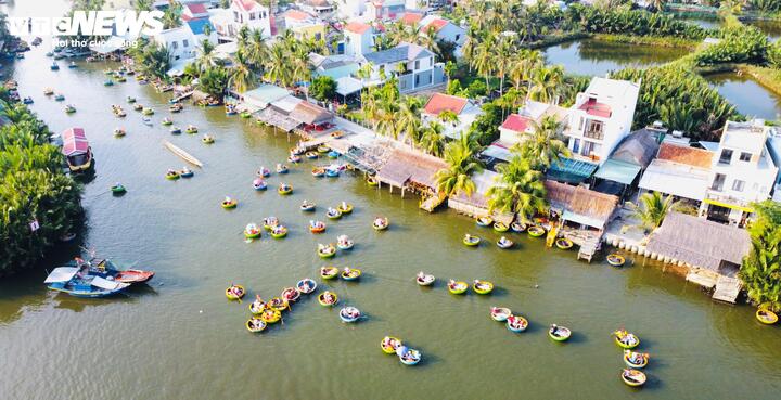 Cẩm Thanh nổi tiếng với rừng dừa nước xanh mát, thuyền thúng len lỏi giữa sông rạch, được ví von là miền Tây thu nhỏ giữa lòng Hội An