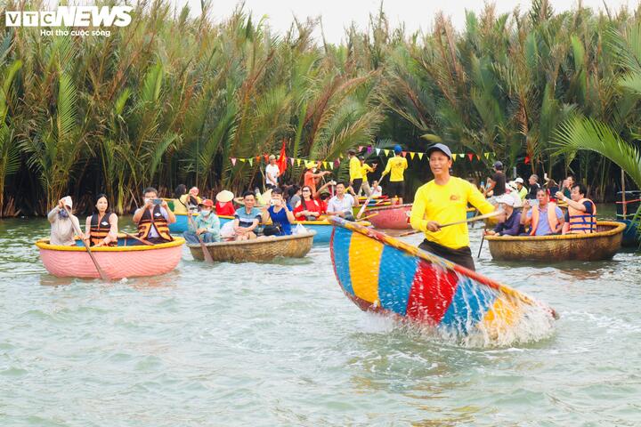 Màn biểu diễn lắc thúng chai luôn mang lại cảm giác phấn khích cho du khách khi đến với rừng dừa Bảy Mẫu.