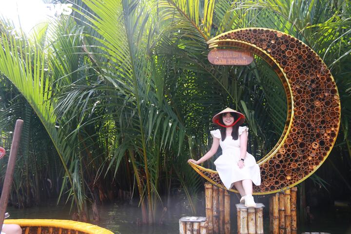 Du khách check in tại một trong số rất nhiều tiểu cảnh ở rừng dừa.