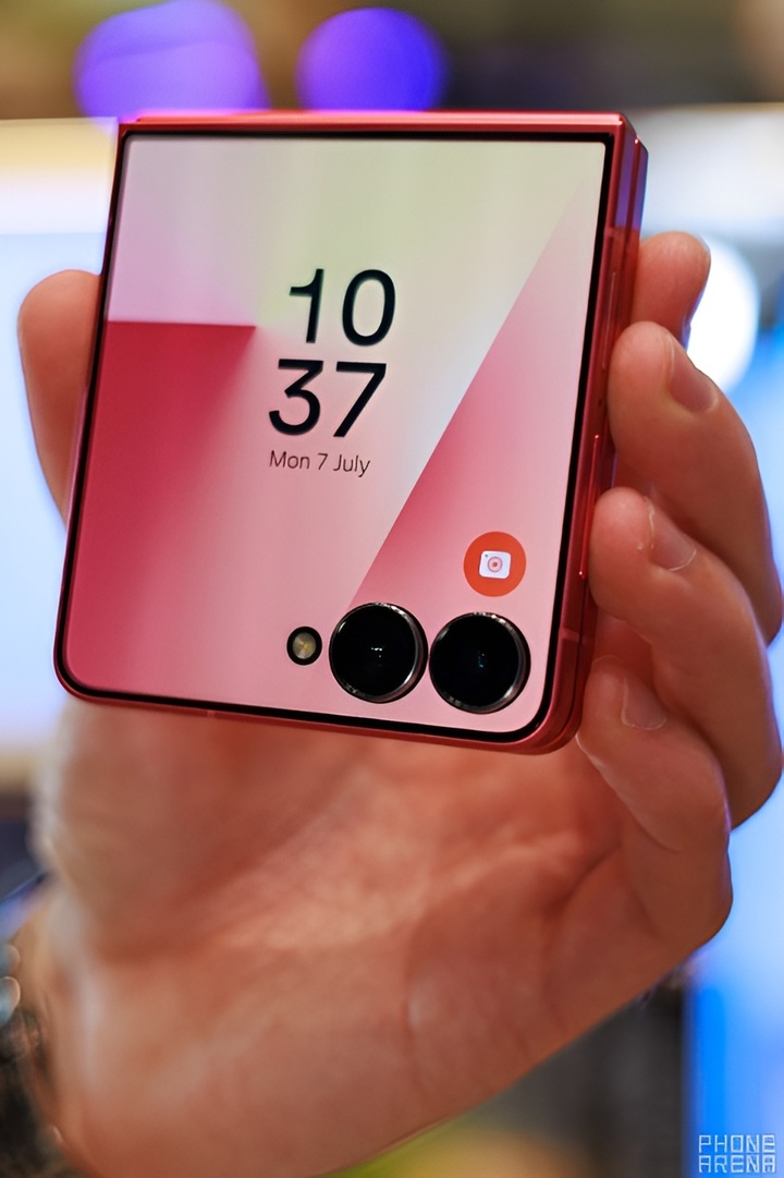 Galaxy Z Flip 7 có thiết kế gọn nhẹ. (Ảnh: Phone Arena)