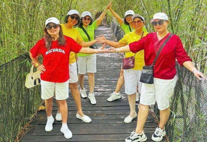 Khách du lịch tại khu sinh thái Làng nhỏ Láng nhớt. (Ảnh: Naturelife)