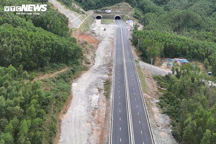 Được biết, cao tốc Quảng Ngãi - Hoài Nhơn được khởi công đầu năm 2023, đi qua địa bàn Quảng Ngãi và Gia Lai, là một trong 12 dự án thành phần cao tốc Bắc – Nam phía Đông giai đoạn 2021–2025.