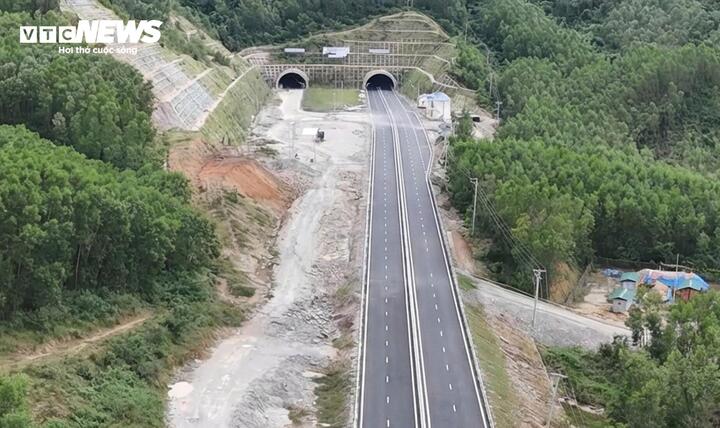 Hầm số 1 dài 610m, hầm số 2 dài 700m và hầm số 3 là hầm cấp đặc biệt với chiều dài lên tới 3.200m. Khi hoàn thành và đưa vào sử dụng, hầm số 3 sẽ trở thành hầm đường bộ dài nhất trên tuyến cao tốc Bắc Nam và là hầm đường bộ dài thứ ba cả nước, chỉ sau hầm Hải Vân và hầm Đèo Cả.