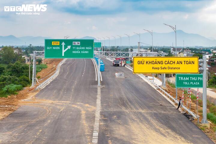 Tuy nhiên, trong quá trình kiểm tra đánh giá năng lực vận hành khai thác của tuyến đường đã xuất hiện các tình huống về đảm bảo an toàn khi vận hành, đặc biệt là xử lý các sự cố phát sinh nên chưa đảm bảo đủ điều kiện thông xe của dự án. Bên cạnh đó, một lý do khác là để đảm bảo đồng bộ khi khai thác các tuyến đường cao tốc và tăng cường sự phối hợp giữa các bên liên quan nhằm đảm bảo an toàn cho các phương tiện khi tham gia lưu thông. Vì vậy, Ban Quản lý dự án 2 thông báo tạm dừng thông xe dự án Quảng Ngãi – Hoài Nhơn trong dịp Tết Nguyên đán.