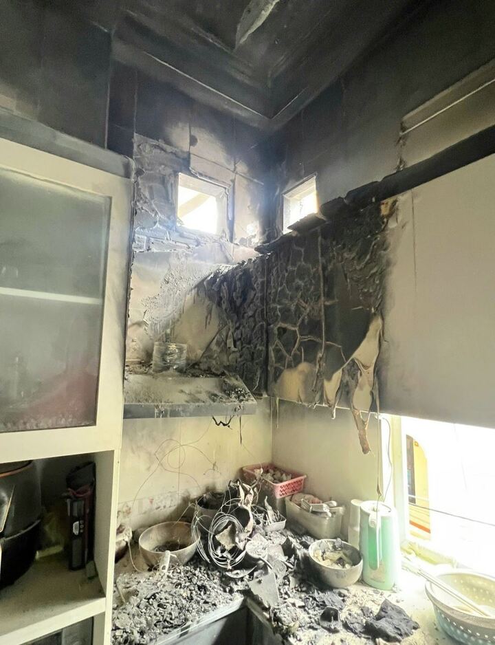 Hiện trường đám cháy nhà dân khiến 3 người bị mắc kẹt. (Ảnh: TTXVN phát)