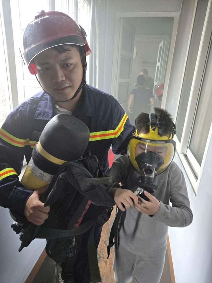 Cháu bé sinh năm 2016 được lực lượng Cảnh sát PCCC và CNCH kịp thời giải cứu khỏi đám cháy. (Ảnh: TTXVN phát)