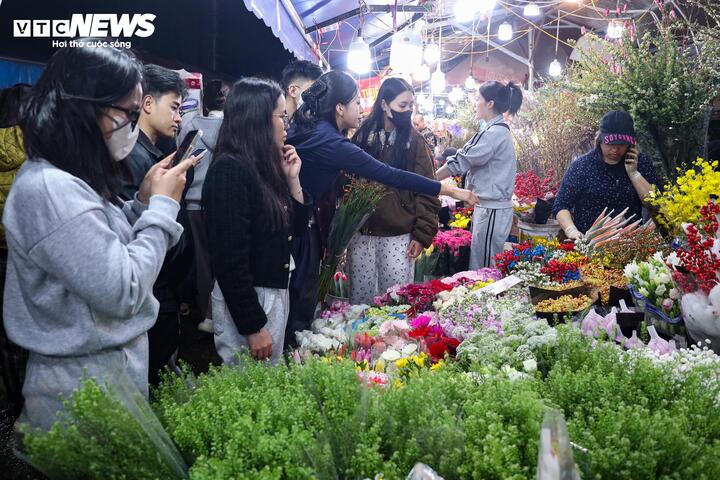 Biển người đi sắm Tết, chợ hoa lớn nhất miền Bắc tấp nập suốt đêm - 6