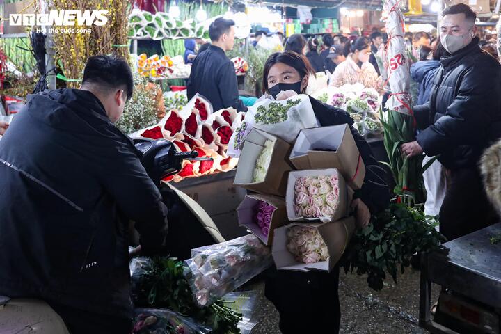 Chị Thu Hà (phường Vĩnh Hưng) cho biết, chợ hoa Quảng An gần như có đầy đủ các loại hoa đang được bày bán trên thị trường, thậm chí nhiều mặt hàng chỉ xuất hiện tại đây do được nhập từ các tỉnh, thành trong nước và cả nước ngoài. “Đến đây tôi có thể thoải mái lựa chọn, thích loại nào thì mua loại đó, rất tiện lợi. Trong khi giá cũng phải quá đắt”, chị nói.